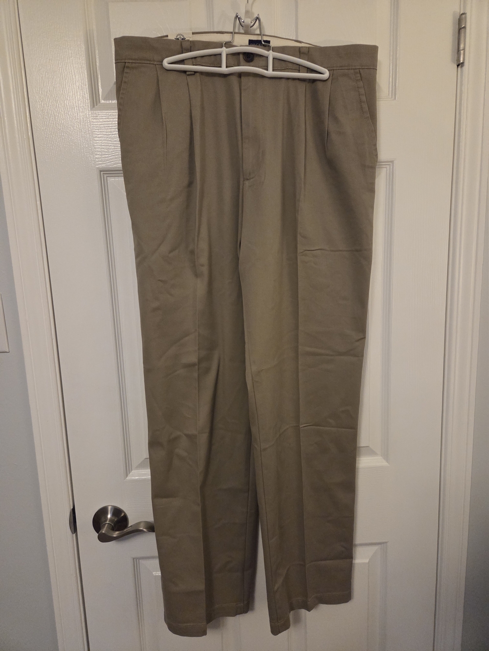 Dockers Men's Tan Pleated Chinos